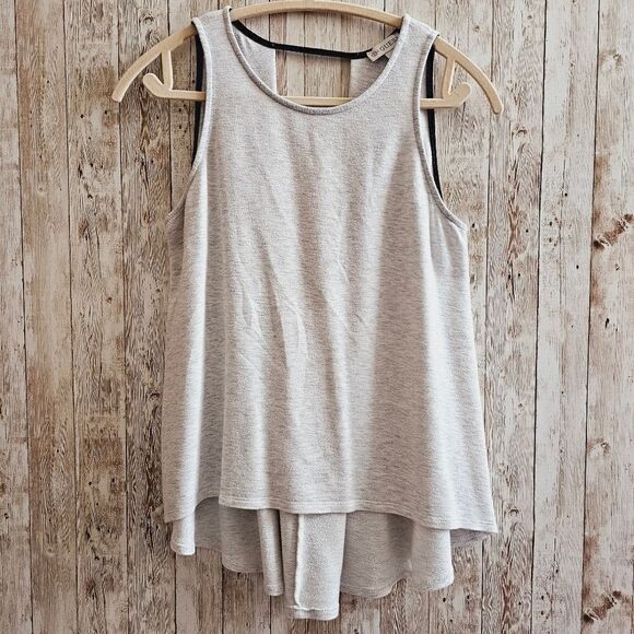 Guess active top - Picture 1 of 9